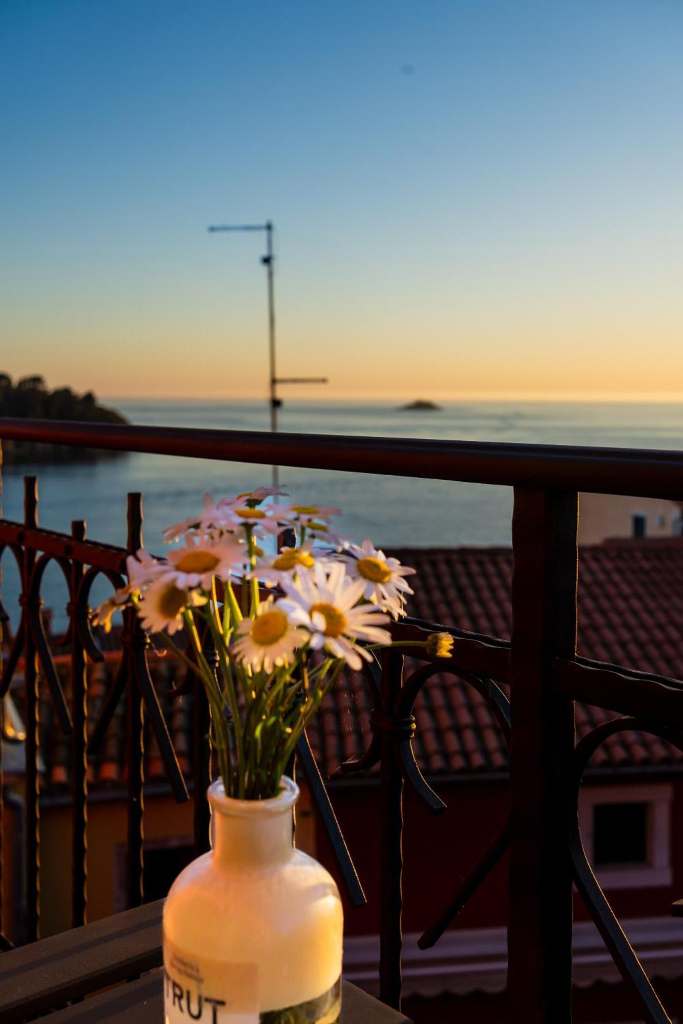 Old Town Seabreeze Residence โรวีน ภายนอก รูปภาพ